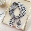 Foulard quadrato in seta nera e bianca con pois e motivo pied de poule da donna. - 20 Quadri Uccello Pois Bianco