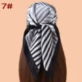 Pañuelo cuadrado con estampado geométrico a rayas en blanco y negro, variante 7, accesorio elegante. - Talla 7
