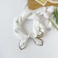 Eleganter weißer Seidenimitat-Viereckschal mit minimalistischem braunem Rand-Detail - 米白色拼浅褐色边
