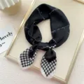 Elegante foulard in seta nero e bianco con motivo pied de poule per donne alla moda. - 22 Pied de Poule Cornice Nero