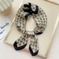 Chic foulard quadrato in seta da donna con stampa monogramma vintage, elegante per stile. - 25 DIKR Giallo