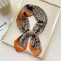 Chic sciarpa quadrata in raso con motivo monogramma retrò ed elegante bordo arancione. - 26 DIKR Arancione