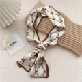 Foulard en soie étroit et élégant pour femme, avec imprimé équestre chic et bordure contrastée. - 13 Poney Ceinture Grille Beige