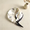 Fular de seda elegante con estampado de caballo y cierre magnético de perlas chic. - CXK005 - Caballito blanco roto