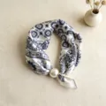 Pañuelo de seda azul y blanco con hebilla magnética de perla, detalle de cuello elegante. - Círculos azul oscuro - CXK006