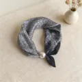 Detalle de un pañuelo de seda abstracto en blanco y negro con gran cierre magnético de perla. - Colección de rayas verticales - CXK006