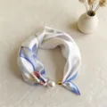 Vista detallada de un pañuelo de seda estampado con cierre magnético de perlas para mujer. - Brotes de flores cian - CXK006