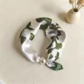 Detalle de pañuelo de seda fino primavera verano, estampado floral con hebilla magnética perla. - Rama de hojas verdes - CXK006