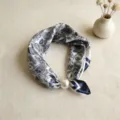 Pañuelo de seda azul y blanco con diseño de cachemira y cierre magnético de perla elegante. - Flores pintadas en azul y blanco - CXK006
