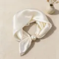 Sciarpa in raso di seta con elegante fibbia di perla, tessuto liscio per look chic. - Bianco
