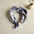 Vista detallada del pañuelo de seda estampado azul y blanco con un elegante cierre magnético de perlas. - CXK006 - Porcelana azul y blanca