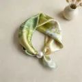 Detalle de pañuelo de seda verde degradado con un elegante cierre magnético de perlas. - CXK006 - Pintura pastoral amarilla