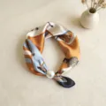 Elegante bufanda de seda con hebilla magnética de perla, accesorio cuello primavera verano. - CXK006 - Corceles amarillo y azul