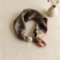 Elegante pañuelo de seda con estampado retro y hebilla de perla, accesorio para mujeres. - CXK006 - Patrón Hummel marrón