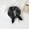 Zwart-wit gestreepte zijden vierkante sjaal, elegante halsdoek voor stijlvol haren binden en mode. - Zwart