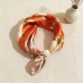 Foulard in seta satin con stampa floreale retrò e fibbia magnetica di perla per donna. - Fiore d'Arancio