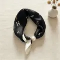 Foulard in raso di seta nero e bianco con fibbia di perla elegante piccolo foulard vintage. - Lettere minimaliste