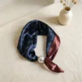 Elegante pañuelo de seda con estampado de caballo y gran cierre magnético de perlas. - CXK005 - Caballito azul oscuro