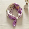 Elegante foulard in raso di seta viola con motivo floreale e dettagli con fibbia di perla. - Linguaggio del Glicine