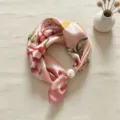Vista dettagliata dell'elegante foulard in satin di seta rosa con anello di perla. - Fiore Rosa
