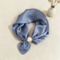 Sciarpa in raso blu con un elegante dettaglio di fibbia di perla, tessuto morbido. - Blu Tinta Unita