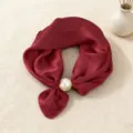 Elegante foulard in raso bordeaux con fibbia di perla, accessorio elegante per donna. - Rosso Tinta Unita