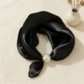 Sciarpa da collo in seta di raso nera con elegante fibbia magnetica di perla, accessorio chic. - Nero