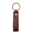Vue détaillée du porte-clés en cuir véritable avec anneau en métal bronze solide. - Rouge Brun