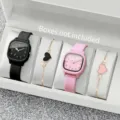 Detailansicht der rosa und schwarzen quadratischen Uhren mit Herzarmbändern - Zwei Uhren und Zwei Armbänder Set (Set 6) / Rosa-Schwarz Gemischt