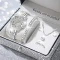 Detailansicht eines silbernen Damenuhren-Sets mit Kristallen und römischen Ziffern - 5-teiliges Set / Silber