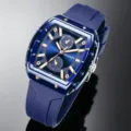 Detailansicht der modischen blauen Tonneau-Quarzuhr für Herren mit Silikonarmband - Blau