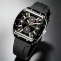 Nahaufnahme einer modischen Tonneau-Herrenquarzuhr mit einem schwarzen Silikonarmband - Schwarz