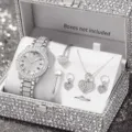 Detailansicht des silbernen Damen-Uhrensets mit Strasssteinen und Herzschmuck-Geschenk - Set 3 / Silber