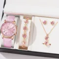 Detailansicht der rosa Quarzuhr und des herzförmigen Schmuck-Geschenksets - Herz Strass Set (Keine Box) / Rosa