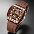 Detail einer Tonneau-Quarzuhr für Herren mit kaffeebraunem Silikonarmband - Braun