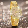 Detailansicht einer luxuriösen goldenen Damenuhr mit römischen Ziffern und Strasssteinen - Nur Uhr / Gold