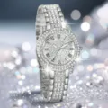 Luxuriöse silberne Damen-Quarzuhr, komplett mit funkelnden Kristallen und römischen Ziffern. - Nur Uhr / Silber