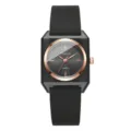 Detailansicht einer minimalistischen Damenquarzuhr mit schwarzem Silikonarmband und Goldlünette - Schwarz