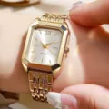 Elegante goldene Damen-Quarzuhr im eckigen Design mit facettierter Lünette und Gliederarmband. - Goldenes Stahlarmband Weißes Zifferblatt