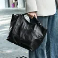 Borsa tote in vera pelle nera con patchwork e manici decorati con borchie per la vita quotidiana. - Nero
