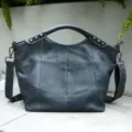 Borsa a tracolla da donna in vera pelle con inserti geometrici e borchie metalliche. - Blu