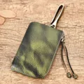 Portachiavi e portafoglio vintage in vera pelle con gancio in metallo e pratica cerniera zip. - Verde