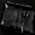 Detailansicht eines schwarzen Herren-Uhrensets mit Armband, Ring und Pfeilkette - Set 1