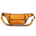 Bolso de pecho de cuero para hombre, elegante bandolera retro con acabado desgastado y cremallera. - Cuero de curtido vegetal pulido marrón café