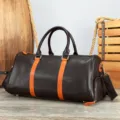 Luxe reistas van echt leer voor heren in donkerbruin met stijlvolle oranje accentriemen. - Donker koffiebruin naturel milled leer