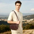 Borsa a tracolla in pelle da uomo, elegante borsa marrone crossbody per l'estate e all'aperto. - Pelle a concia vegetale caffè