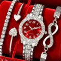 Elegantes 4-teiliges silbernes Damenuhren-Set mit rotem Zifferblatt und Armbändern - 4-teiliges Set (1 Uhr + 3 Armbänder) / Silbergehäuse Rotes Zifferblatt Arabische Ziffern