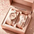 Detailansicht von roségoldener Uhr und Blatt-Armband-Set in einer Schmuckschatulle - Roségold