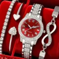 Detailansicht eines luxuriösen silbernen Damenuhrensets mit rotem Zifferblatt - 4-teiliges Set (1 Uhr + 3 Armbänder) / Silbergehäuse Rotes Zifferblatt Römische Ziffern
