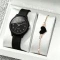 Detailansicht eines minimalistischen Sets aus schwarzer Quarzuhr und Herzanhänger-Armband - Set mit schwarzen Zirkonia